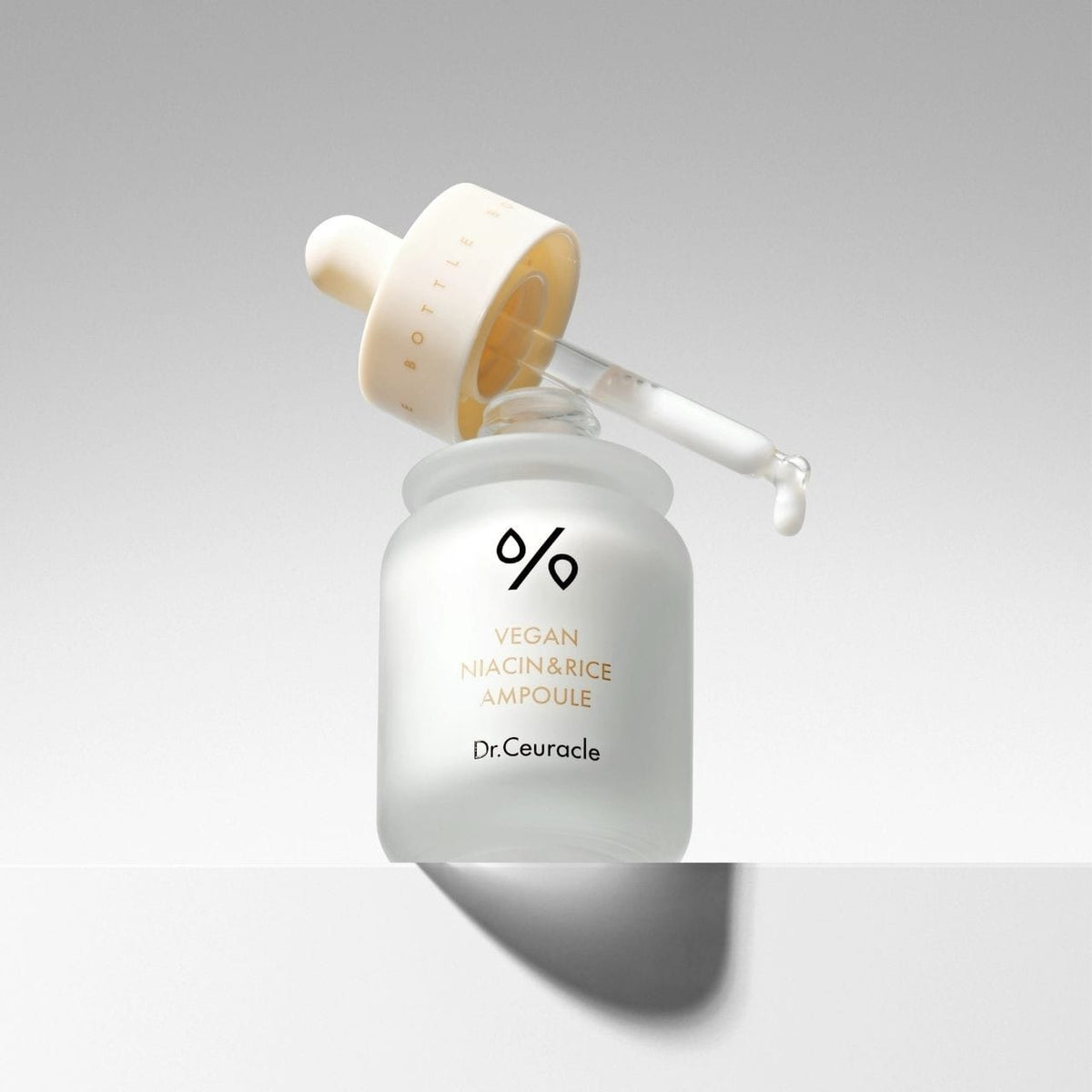 Dr. Ceuracle Dr. Ceuracle Vegan Niacin Rice Ampoule Rozjaśniające serum do twarzy - 30 ml