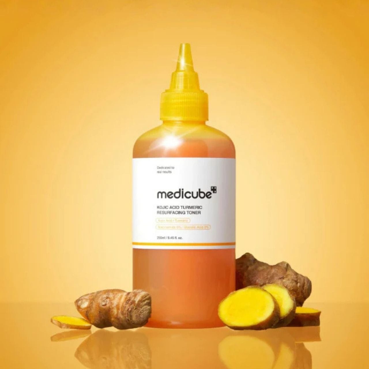 Medicube Medicube Kojic Acid Turmeric Resurfacing Toner Wygładzająco-rozjaśniający tonik do twarzy - 250 ml